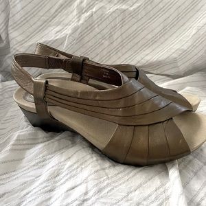 Brand new earthies sandals size 11